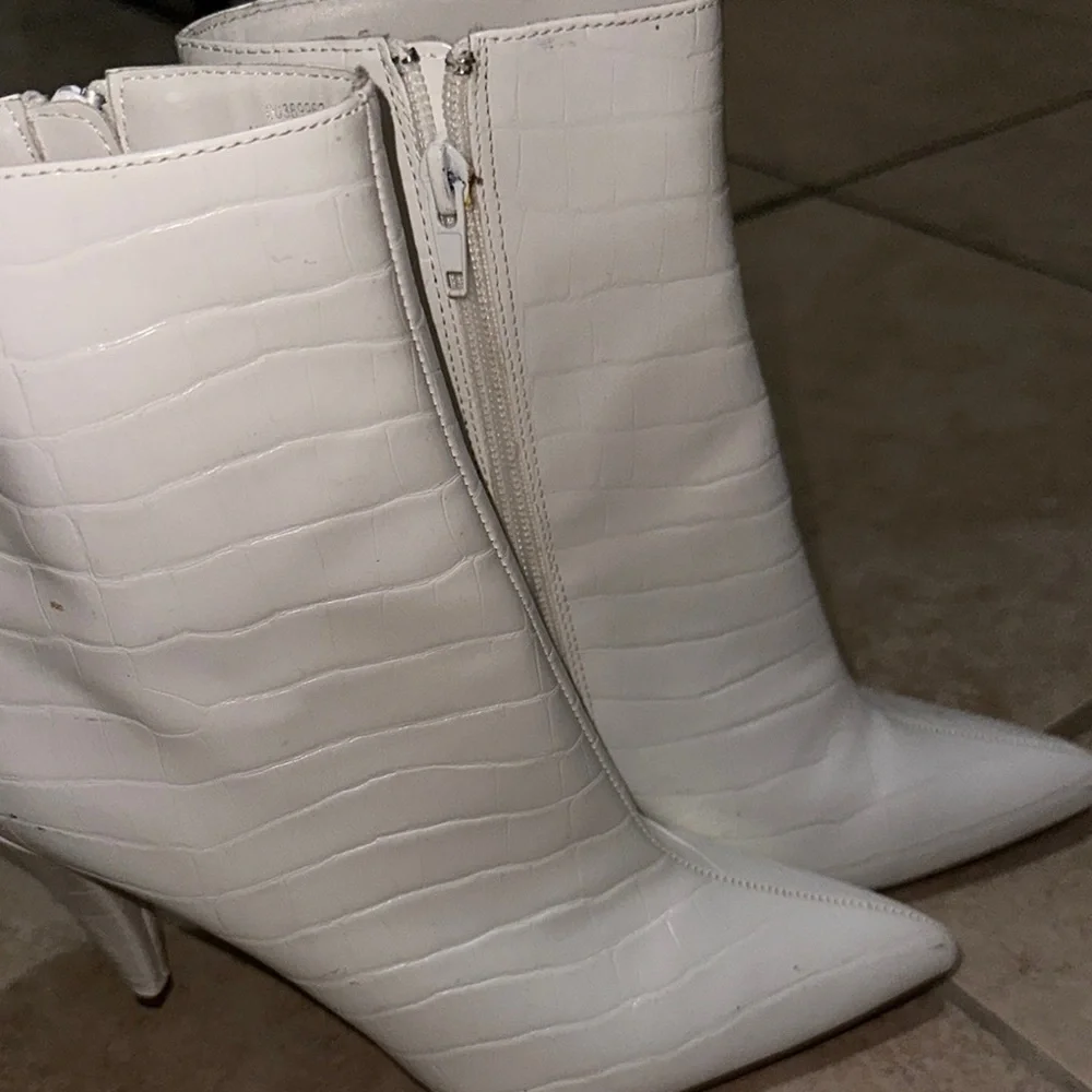 Elegant White Croc-Embossed Ankle Boots - Picture 1 of 3